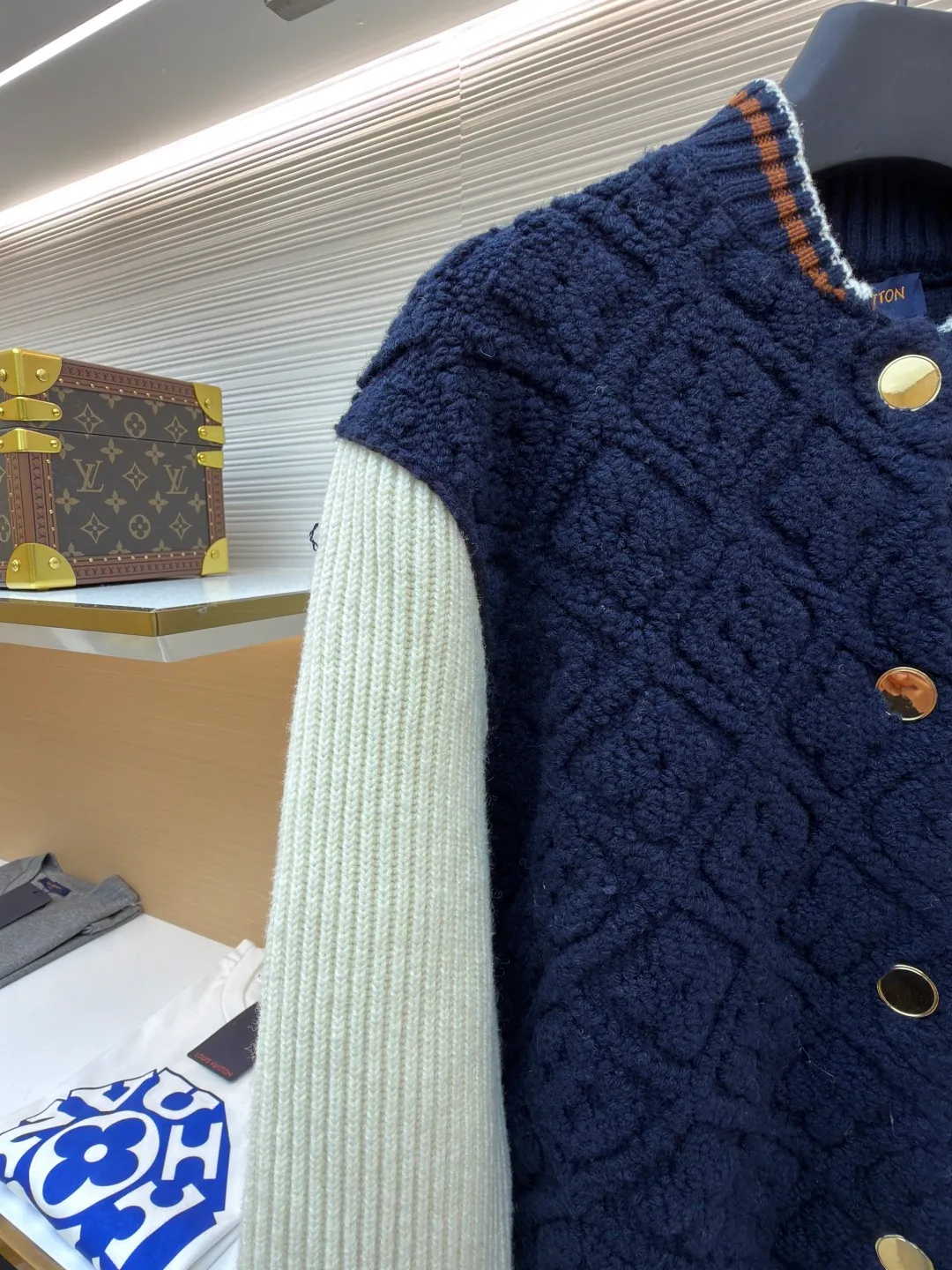 LOUIS VUITTON SKI ski series color-blocked striped baseball long-sleeved jacket ●Original version: purchased and developed for 22999 ●Item number: 1682091-D35 ●Fabric: wool blended fabric ●Technology: knitted ●Color: blue and white ●Version: fitted version ●Weight: about 1070 grams ●Size: S-M-L-XL ●Description: This Louis Vuitton color-blocked knitted cardigan uses a three-dimensional cable knitting process to create the main body. It uses high-count merino wool blended fabrics and uses a double needle bed knitting machine to create a concave and convex rhombus texture. The knitting density reaches 32 needles per square centimeter, making the texture both three-dimensional and soft. The main body of the body is made of navy blue fixed-spun yarn, which has been washed and fixed three times to effectively prevent fading. The sleeves are made of off-white vertical pit rib knitting, and the single-strand yarn twist is controlled at 800 twists/meter to ensure resilience and fit. The metal snaps are made of custom-made brass and have been treated with gold-plated glaze sealing. The contrasting ribs on the collar and hem are intarsia woven, accurately matching the proportions of the brand's classic three-color webbing. The cuffs also have a hidden laser-engraved brand logo. The overall process combines traditional knitting techniques with modern precision, and the details are full of craftsmanship. The overall wiring is straight and delicate, the fabric is comfortable and soft, and the color is consistent without color difference. It can be matched with the same style to create a fashionable look and control various occasions. Customized accessories, complete with three standards, same style for men and women!
